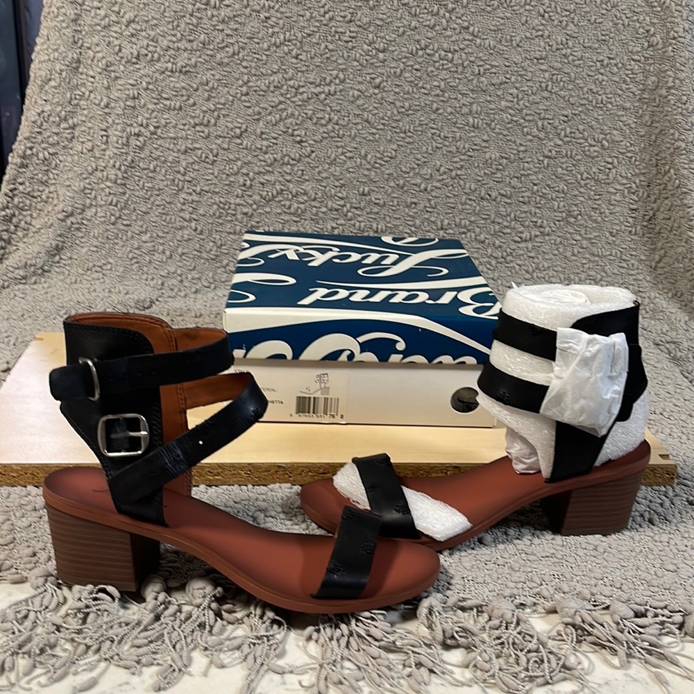 Lucky brand buckle sandals black size 8.5